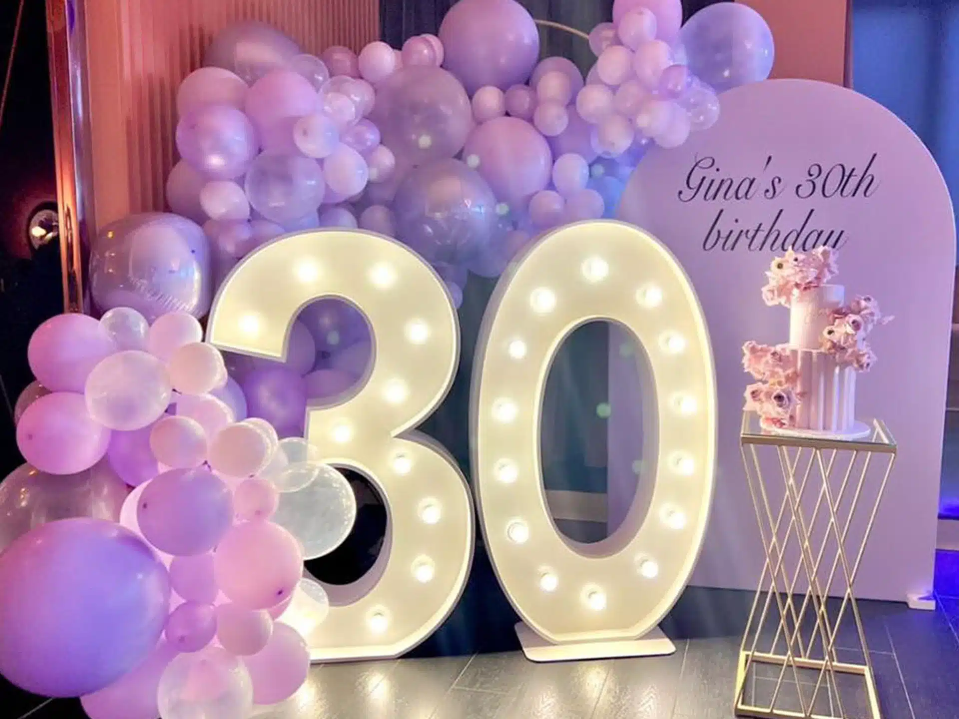 Chiffres lumineux InstantLed 30 lors d'un anniversaire
